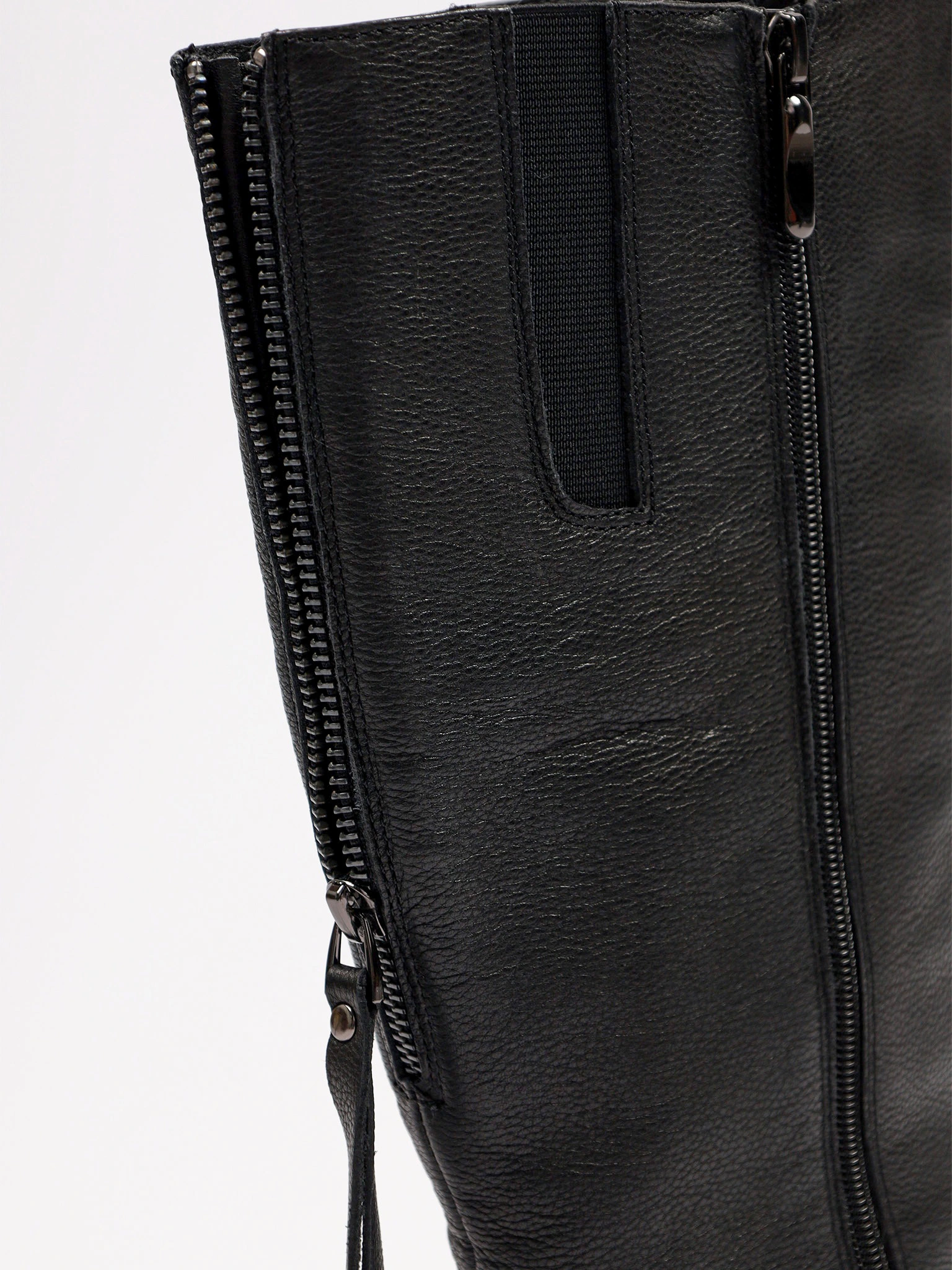 Сапоги черного цвета на рельефной подошве